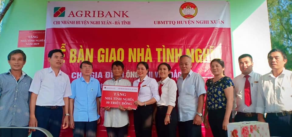 Bàn giao nhà tình nghĩa cho hộ nghèo năm 2019