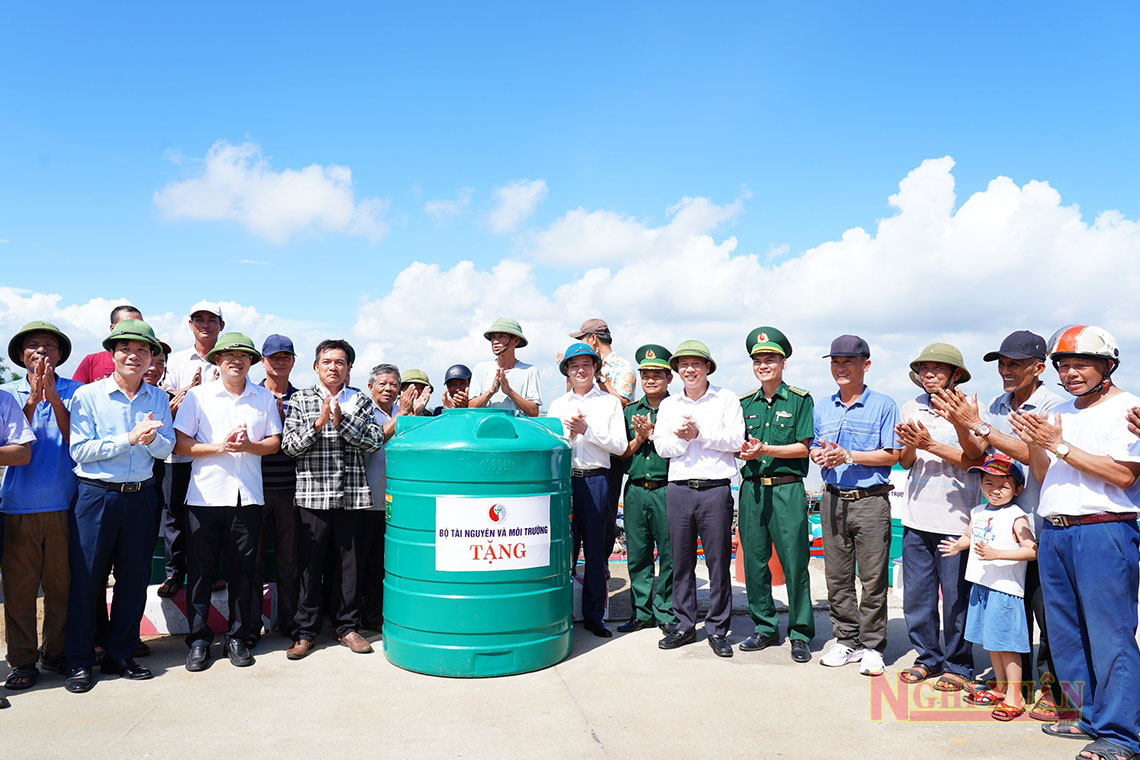 Bộ Tài nguyên - Môi trường tặng 100 bồn chứa nước ngọt cho ngư dân Nghi Xuân